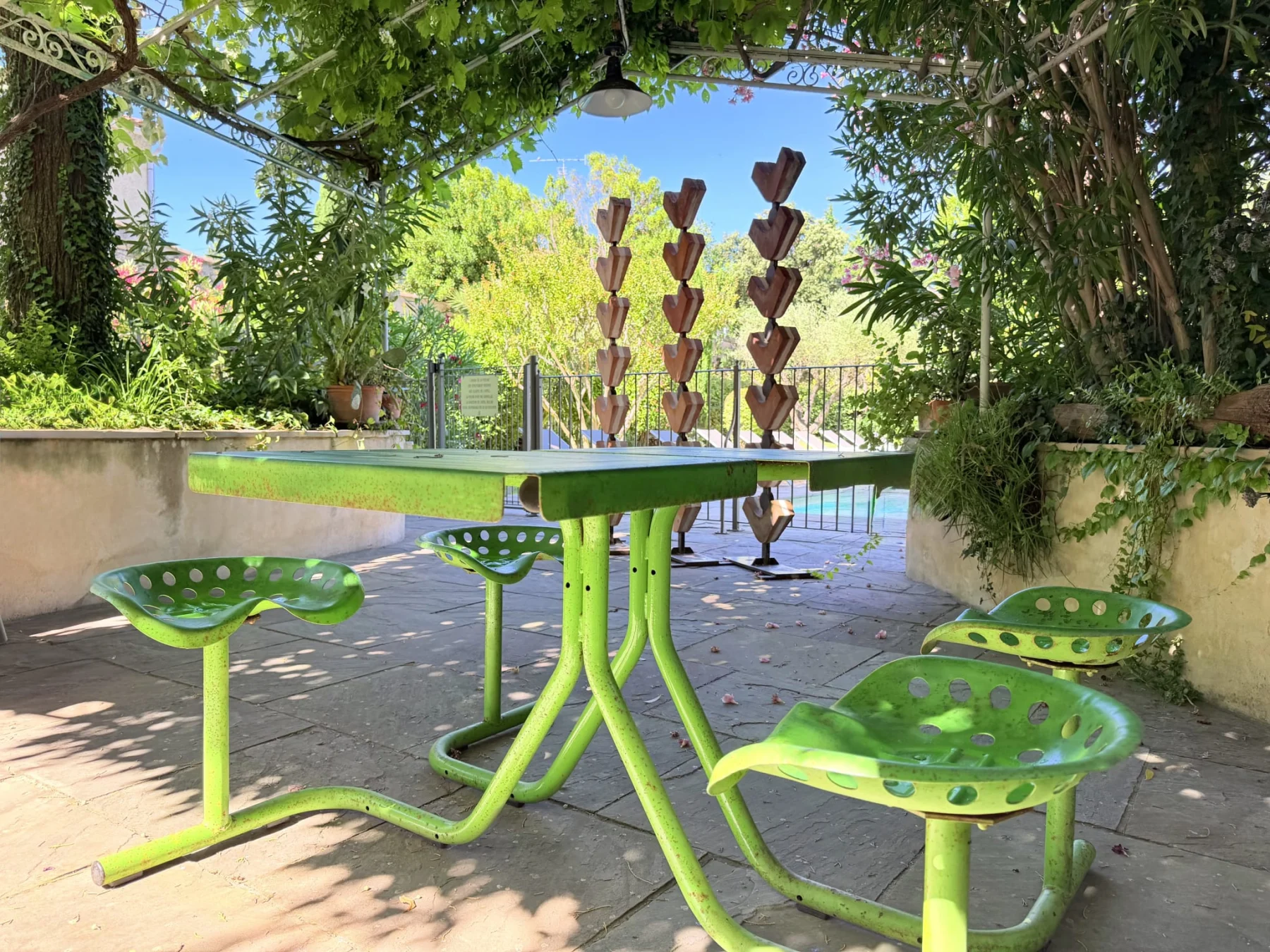 Piscine et jardin de l’Hôtel La Suite