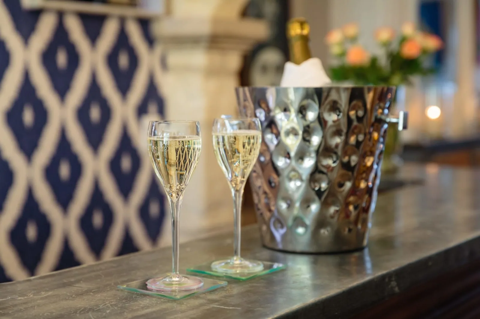 Coupes de champagne au bar de l’Hôtel La Suite