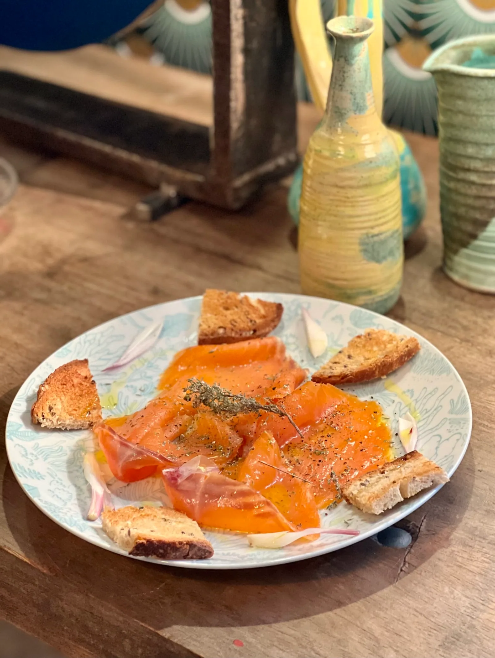 Saumon fumé et pain grillé de l’Hôtel La Suite