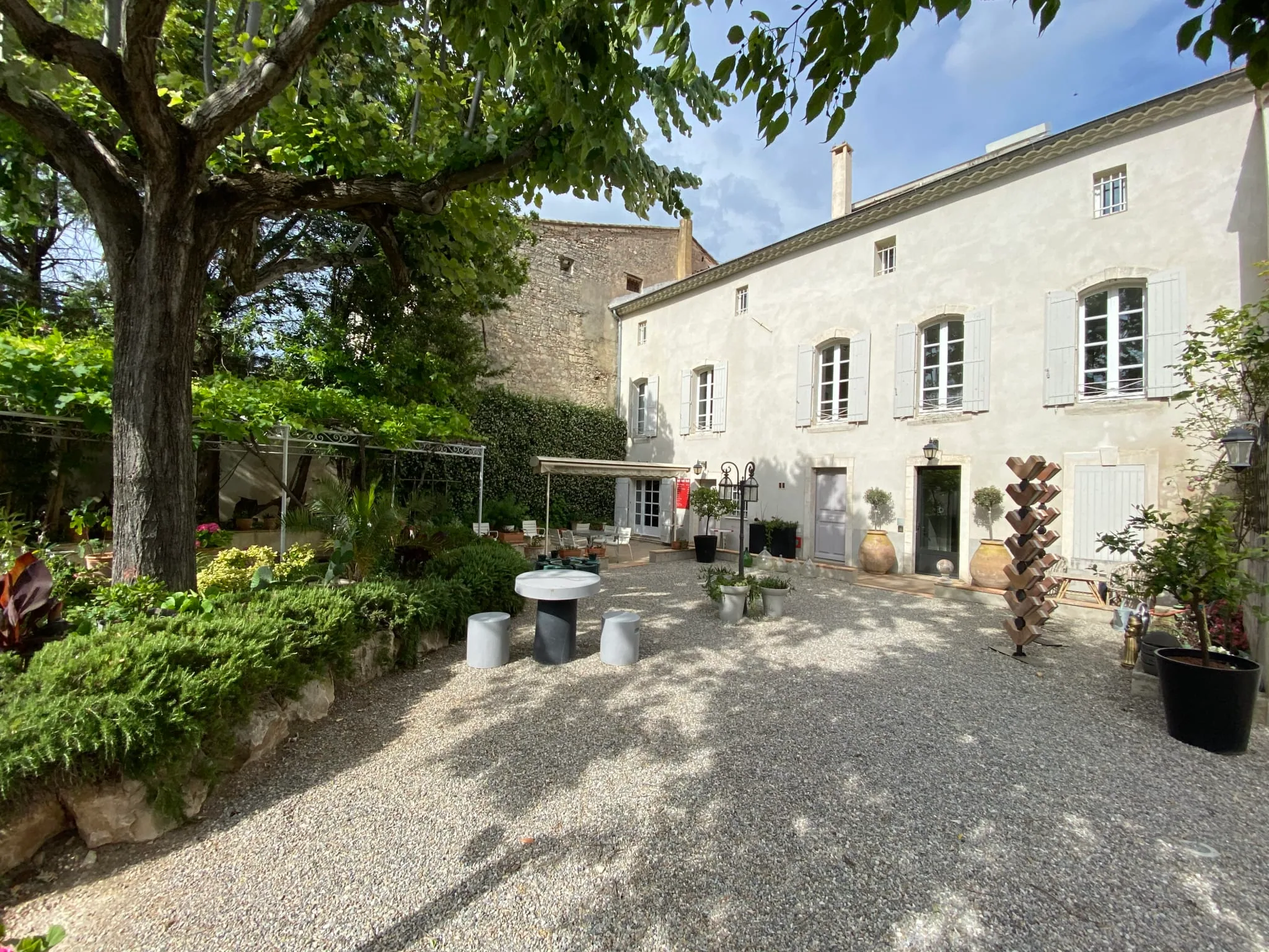 Cour et façade provençale de l’Hôtel La Suite