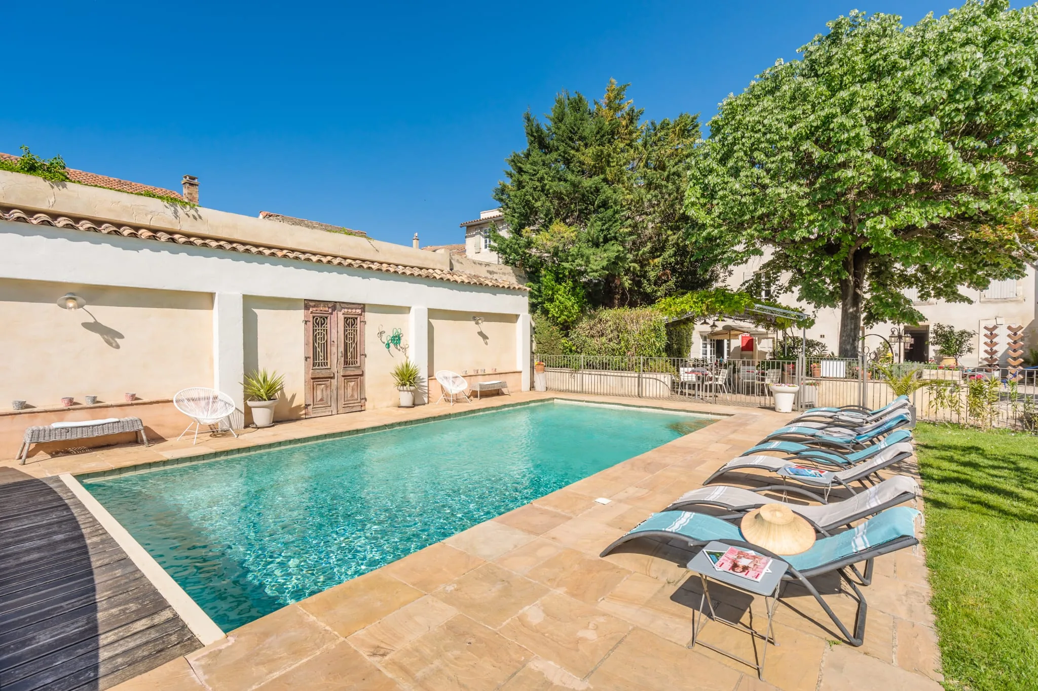 Piscine extérieure et jardin de l’Hôtel La Suite, à Villeneuve-lès-Avignon