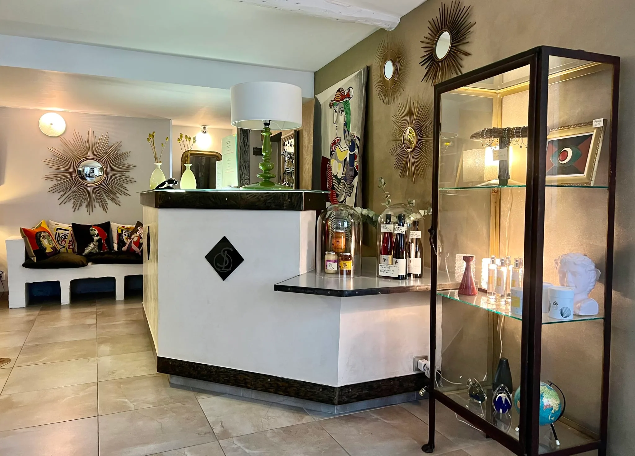 Réception de l’Hôtel La Suite, hôtel d’art à Villeneuve-lès-Avignon