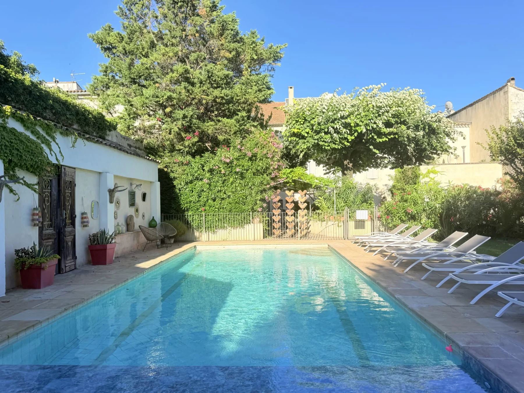 Piscine et jardin de l’Hôtel La Suite