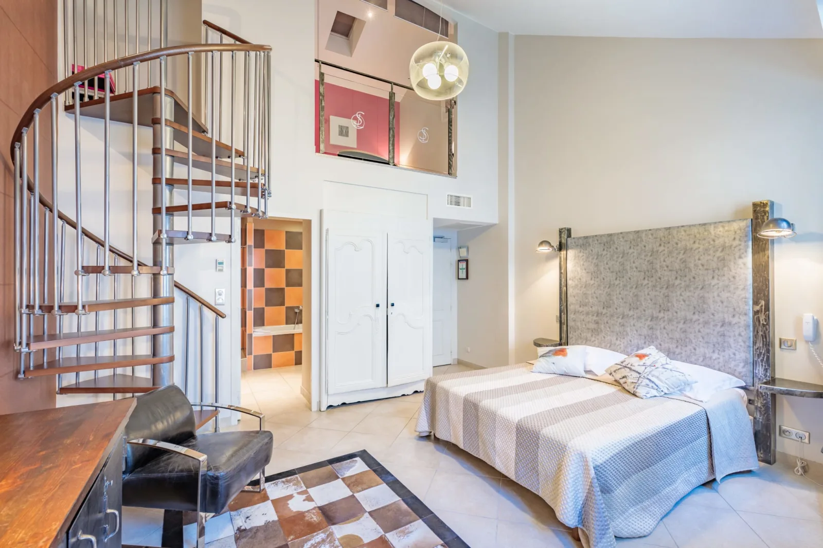 Suite E — Duplex — Deux niveaux à vivre
